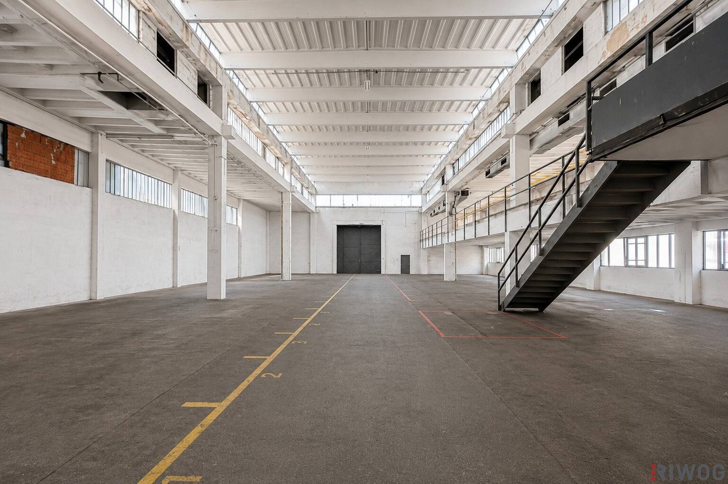 Cold storage hall with ground level entrance | near the motorway