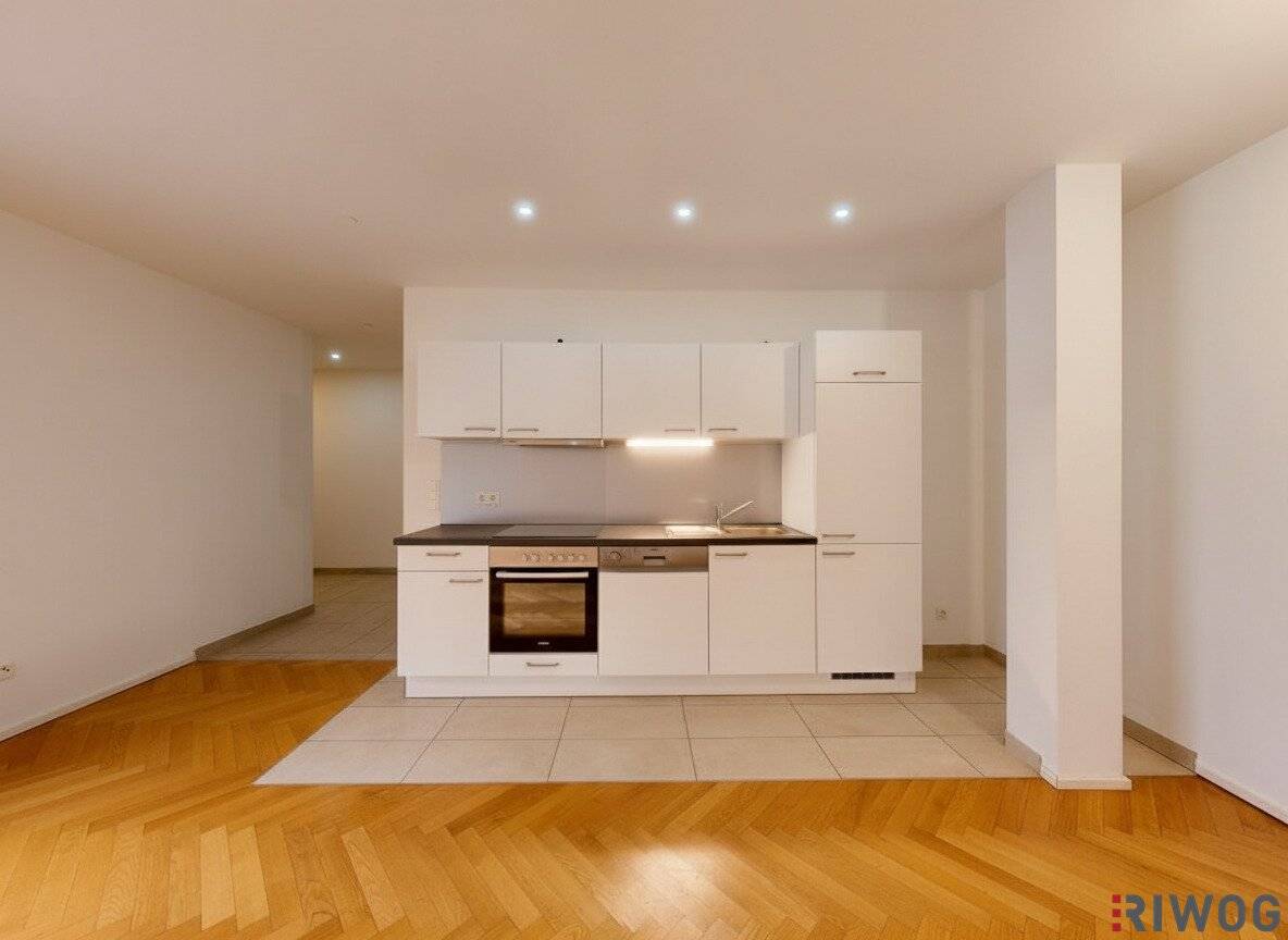 Renovated old building apartment with outdoor space | Quiet location | Near Schönbrunn | 360° viewing in English text? No, 360° viewing"