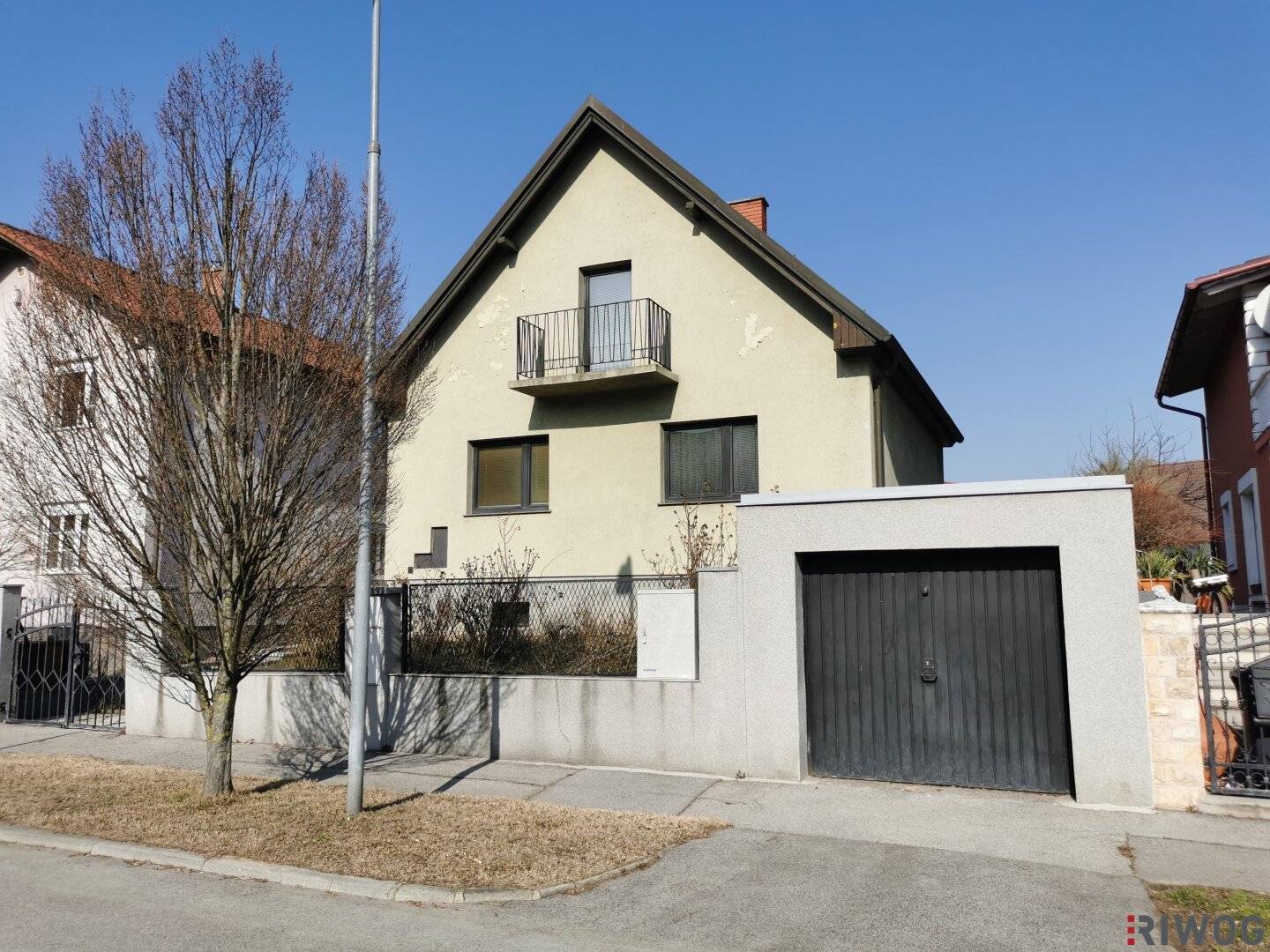 Single-family house with a large garden, 4 rooms, basement and garage Adaptation needed Building reserves available Extension possible Plot also suitable for a duplex house