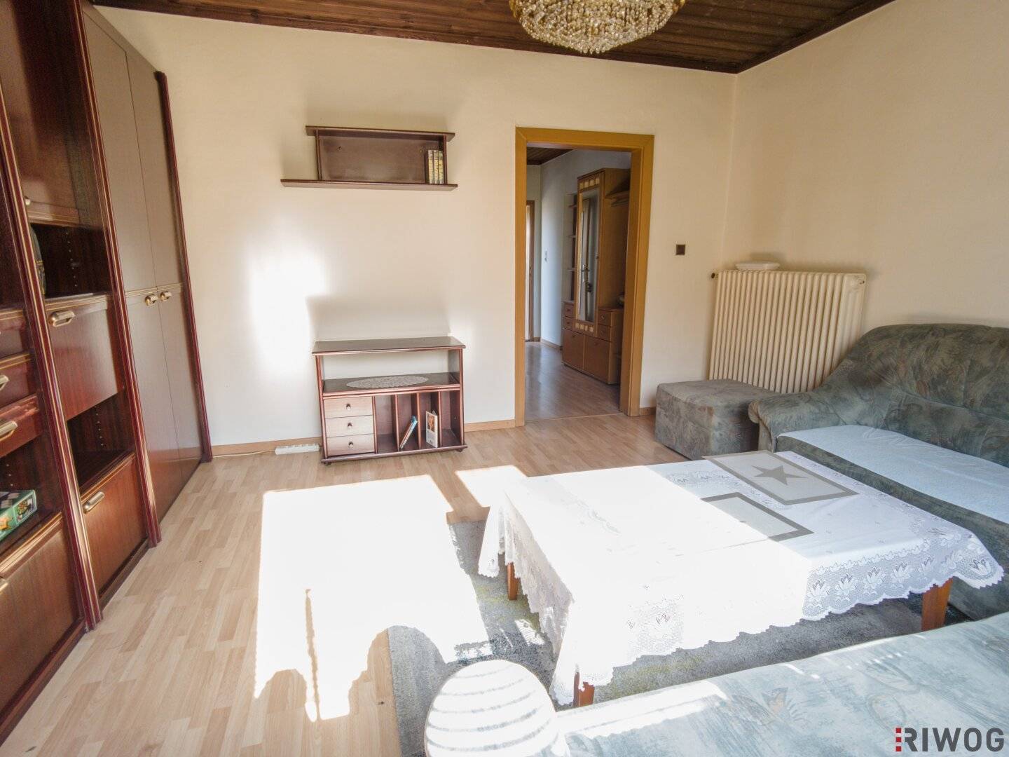 Single-family house with a large garden, 4 rooms, basement and garage Adaptation needed Building reserves available Extension possible Plot also suitable for a duplex house