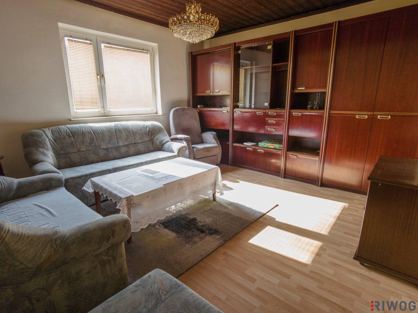 Single-family house with a large garden, 4 rooms, basement and garage Adaptation needed Building reserves available Extension possible Plot also suitable for a duplex house