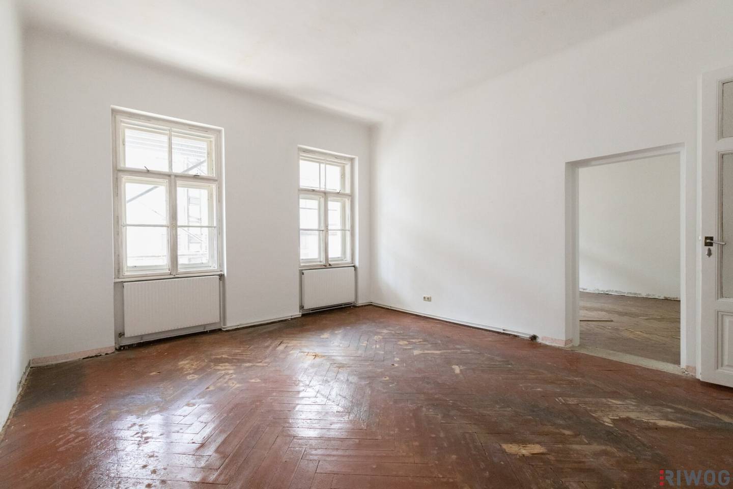 Turn of the century style apartment building with potential including loggia in a prime location near the 1st district