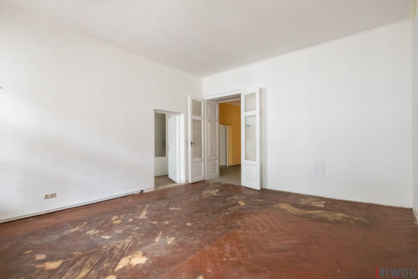 Turn of the century style apartment building with potential including loggia in a prime location near the 1st district