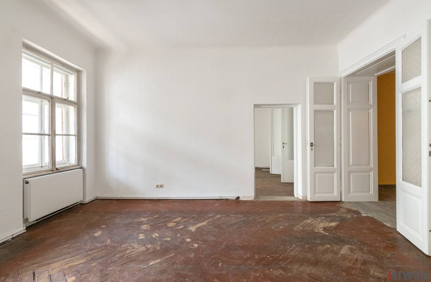 Turn of the century style apartment building with potential including loggia in a prime location near the 1st district