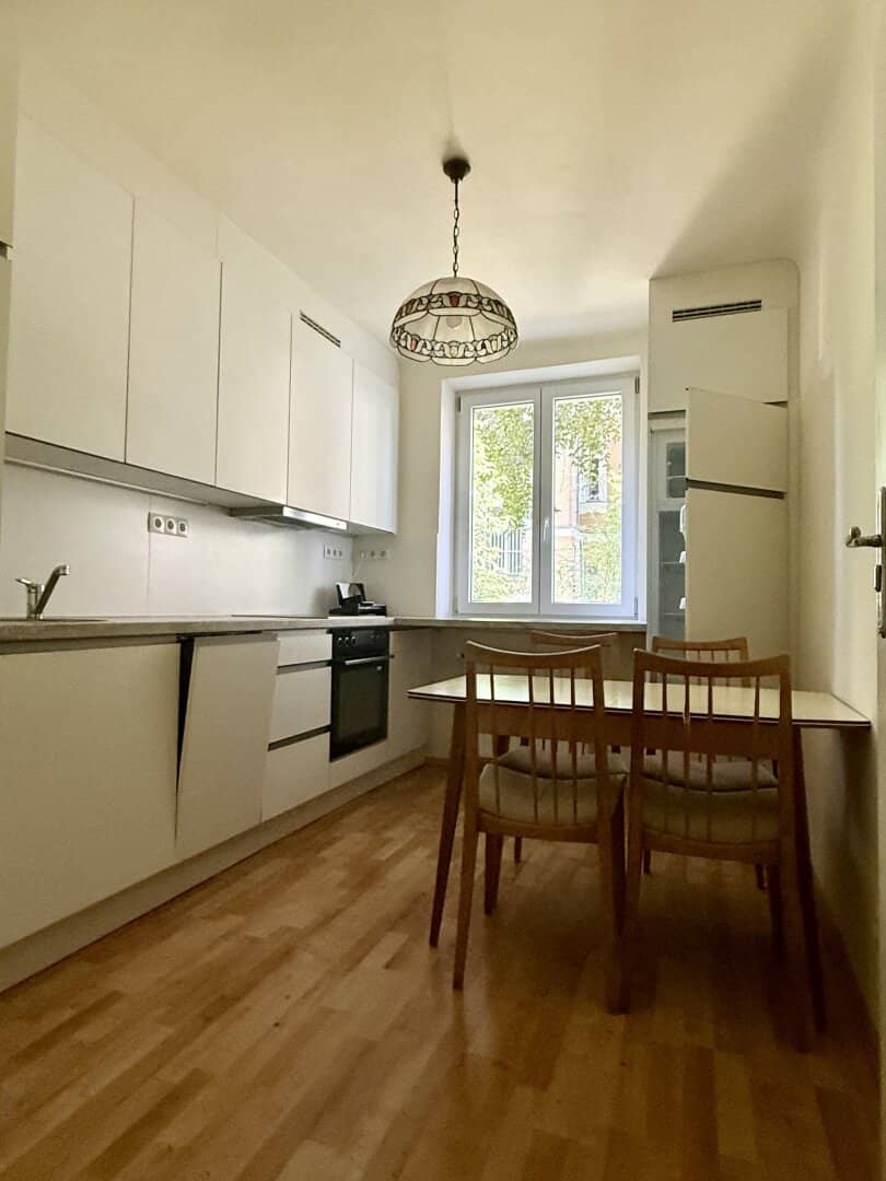 Well maintained three room apartment (partly furnished)