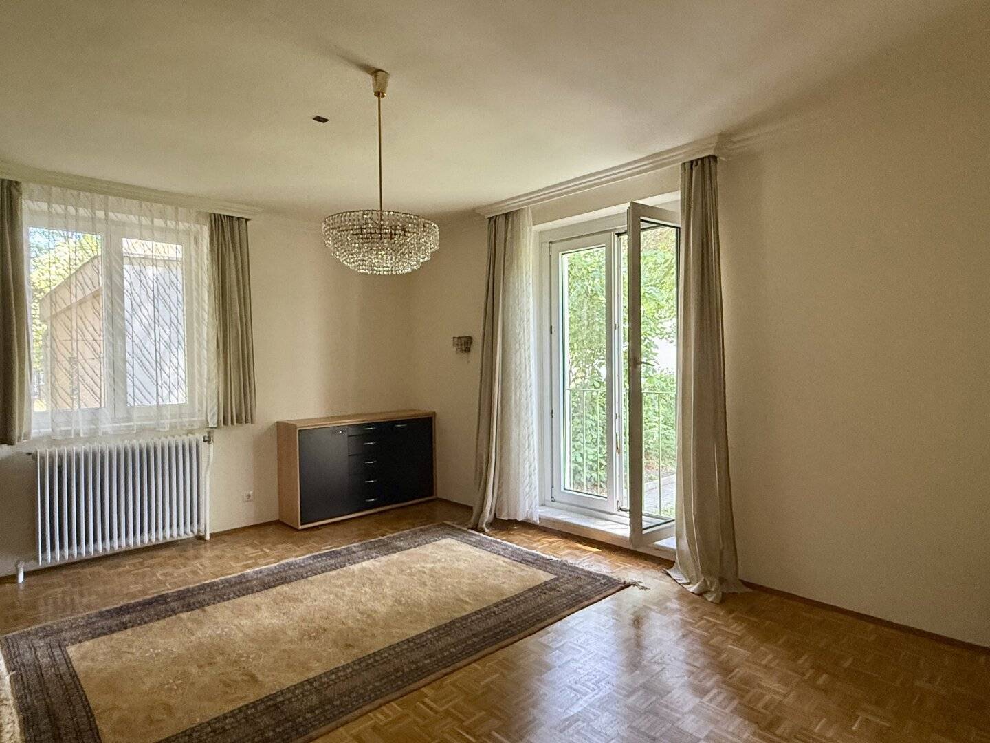 Well maintained three room apartment (partly furnished)