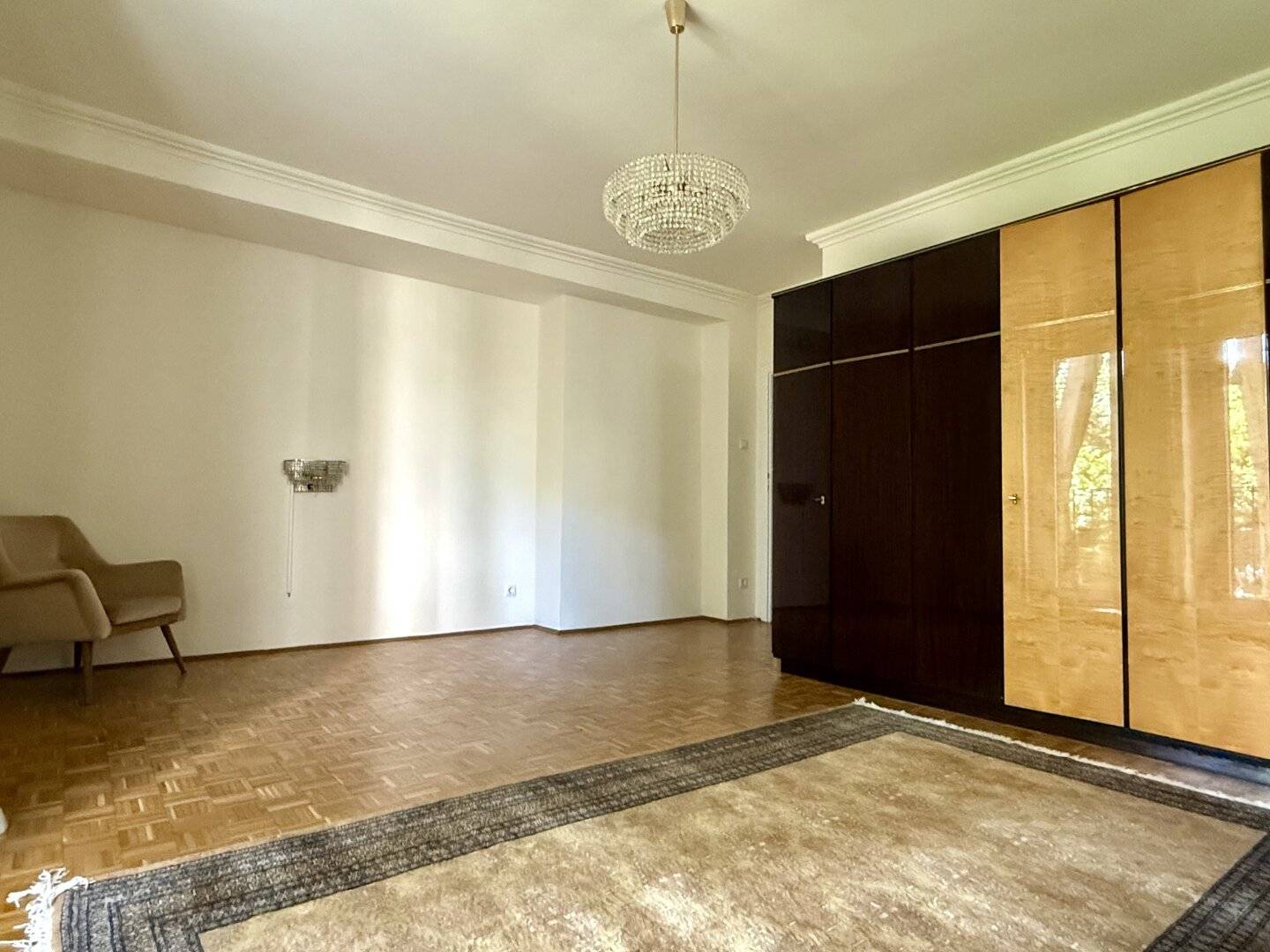 Well maintained three room apartment (partly furnished)