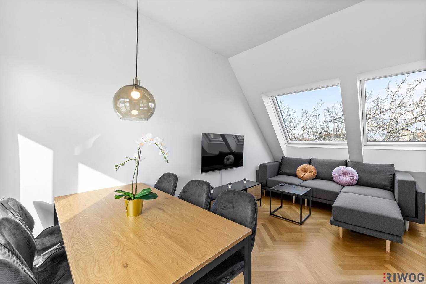 Renovated top floor apartment with over 50 m² terrace area | About 2 minutes to U4 Schönbrunn | About 15 minutes to the 1st District