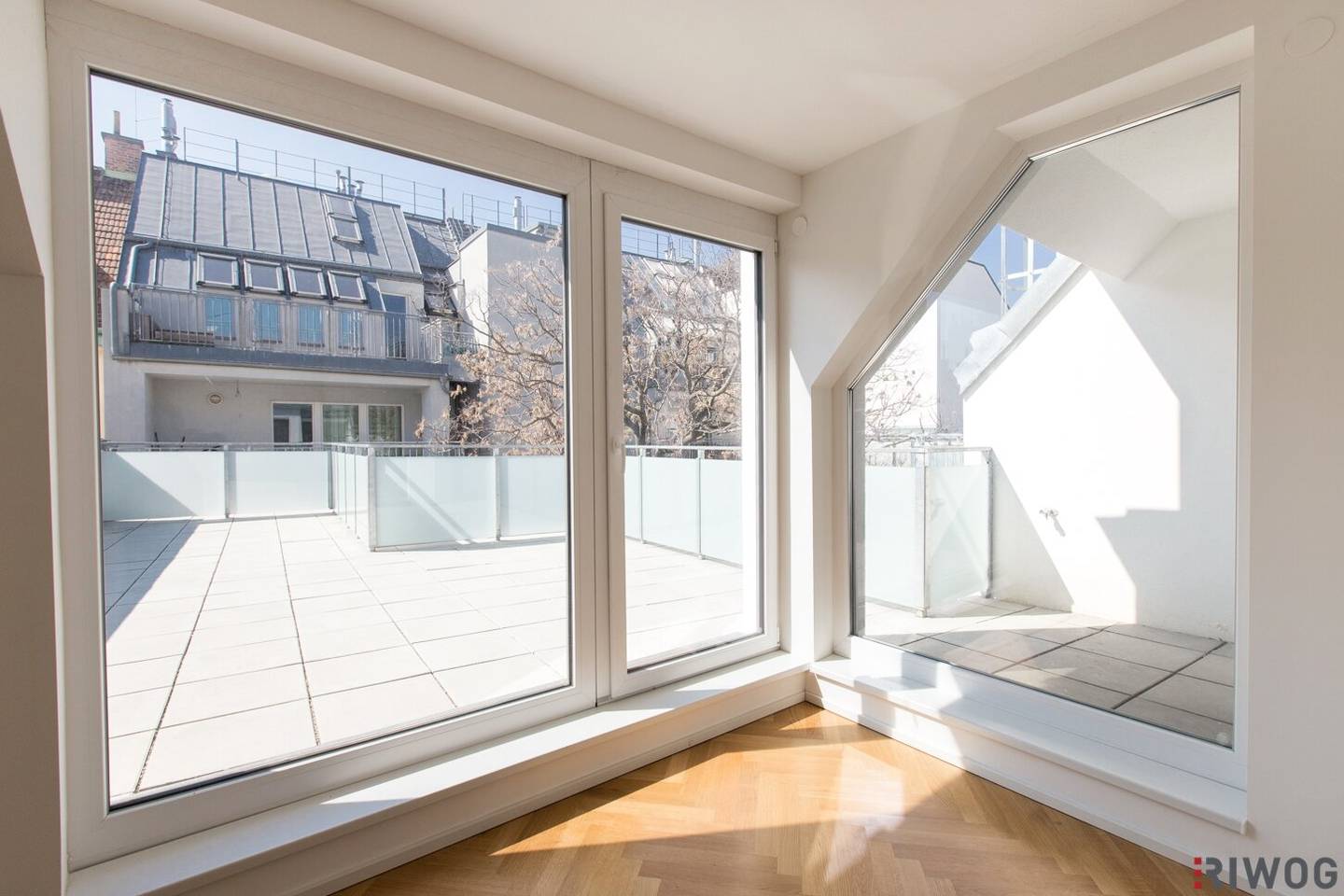 Renovated top floor apartment with over 50 m² terrace area | About 2 minutes to U4 Schönbrunn | About 15 minutes to the 1st District