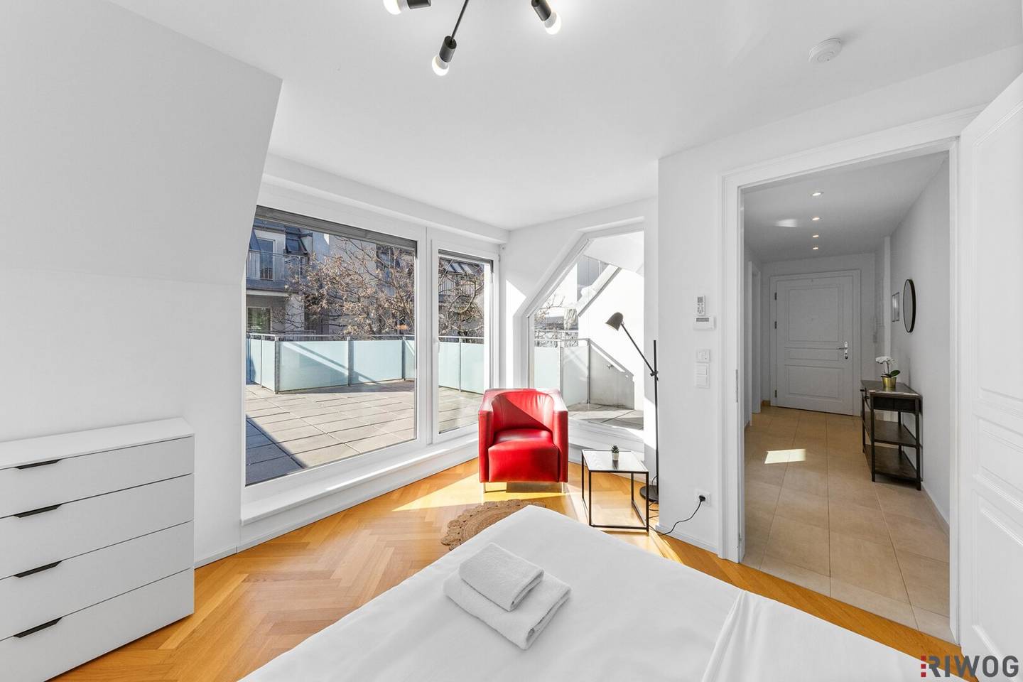 Renovated top floor apartment with over 50 m² terrace area | About 2 minutes to U4 Schönbrunn | About 15 minutes to the 1st District