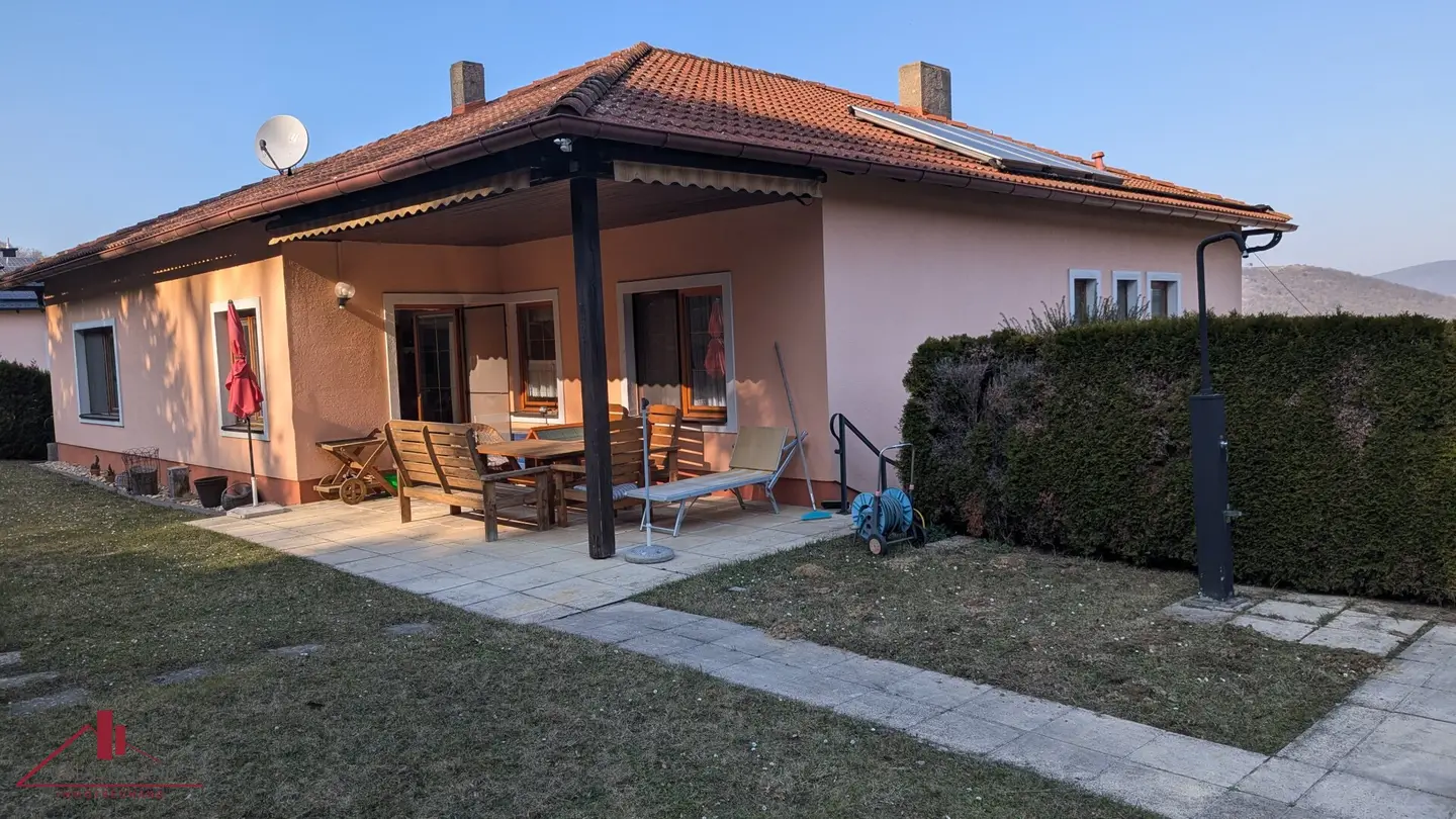 Spacious residential house in a quiet location with distant view - approximately 1,660 m² garden, 2 terraces, pool and garage in Hainburg an der Donau