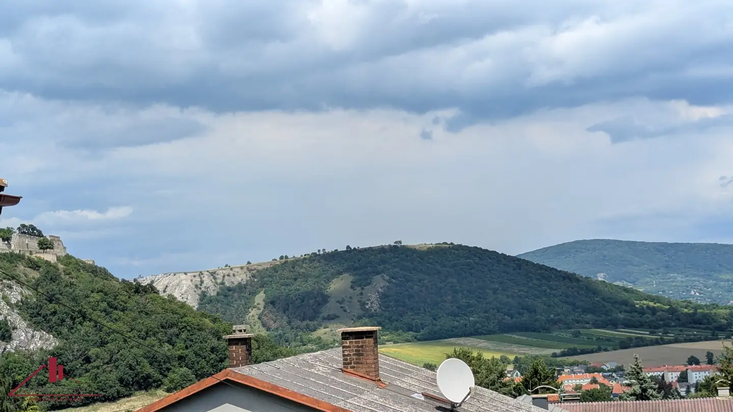 Spacious residential house in a quiet location with distant view - approximately 1,660 m² garden, 2 terraces, pool and garage in Hainburg an der Donau