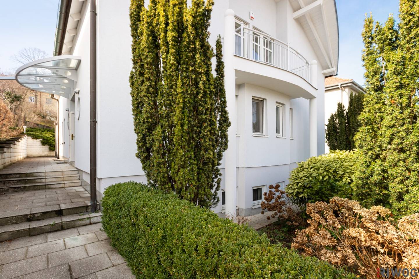 RESIDIEREN BEIM ROTEN BERG II GARAGE II SAUNA II NEUE PV-ANLAGE II 6 ZIMMER II 4 BÄDER II 54m² WOHNZIMMER MIT KAMIN II 2 TERRASSEN II BALKON II GARTEN II GROSSER KELLER