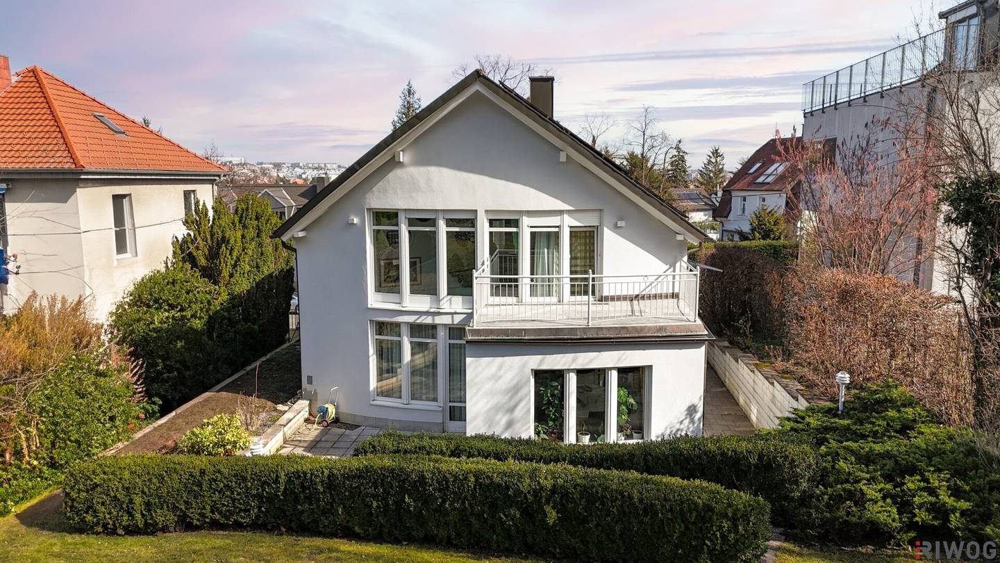 RESIDIEREN BEIM ROTEN BERG II GARAGE II SAUNA II NEUE PV-ANLAGE II 6 ZIMMER II 4 BÄDER II 54m² WOHNZIMMER MIT KAMIN II 2 TERRASSEN II BALKON II GARTEN II GROSSER KELLER