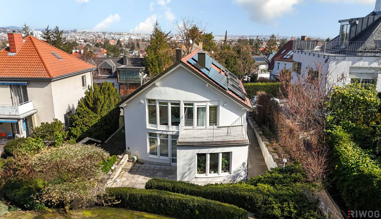 RESIDIEREN BEIM ROTEN BERG II GARAGE II SAUNA II NEUE PV-ANLAGE II 6 ZIMMER II 4 BÄDER II 54m² WOHNZIMMER MIT KAMIN II 2 TERRASSEN II BALKON II GARTEN II GROSSER KELLER