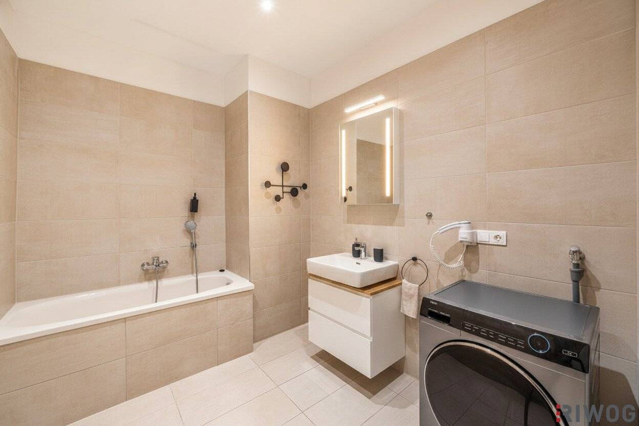 Old building balcony apartment renovated historic style old building approx 2 minutes to U4 Schönbrunn approx 15 minutes to the 1st district