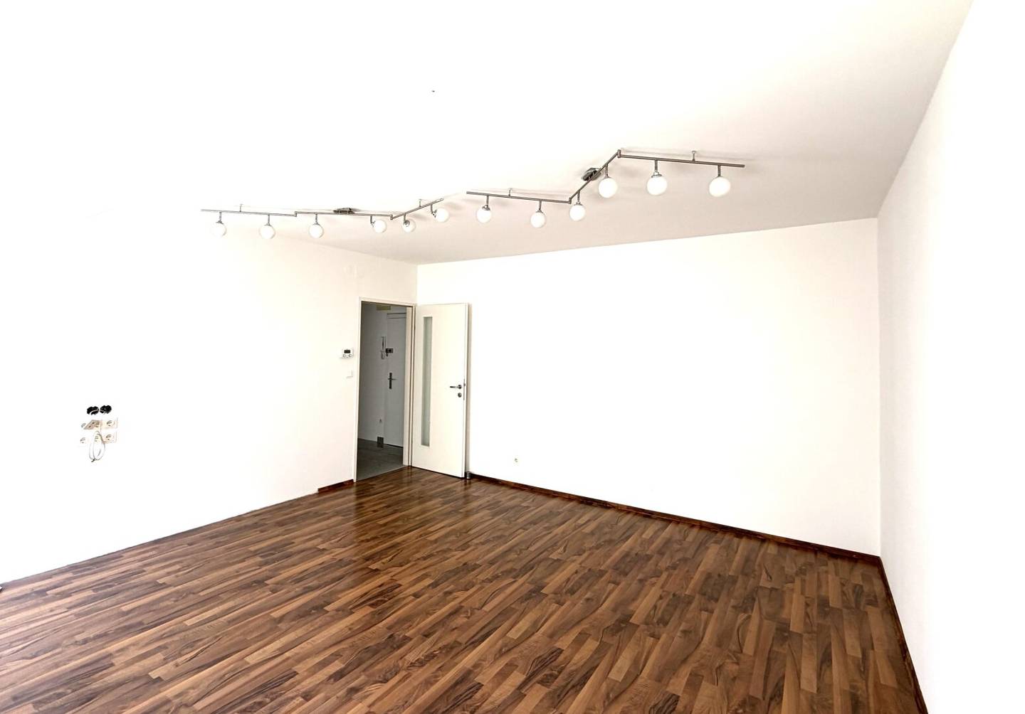 LICHTDURCHFLUTETE  3 - ZIMMER WOHNUNG NÄHE U1