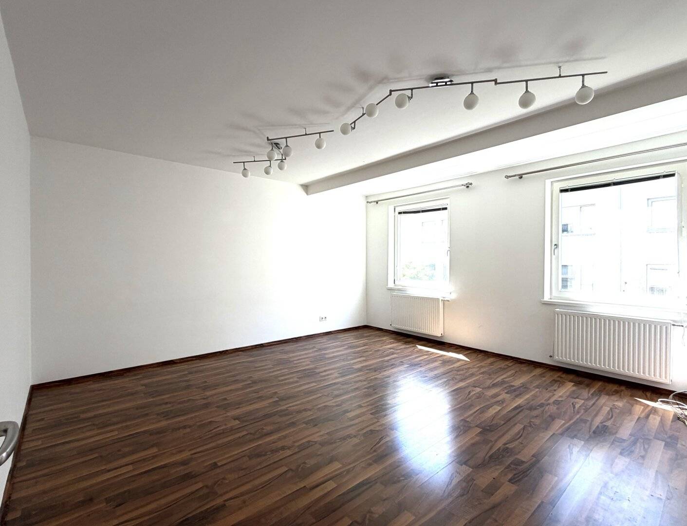 LICHTDURCHFLUTETE  3 - ZIMMER WOHNUNG NÄHE U1