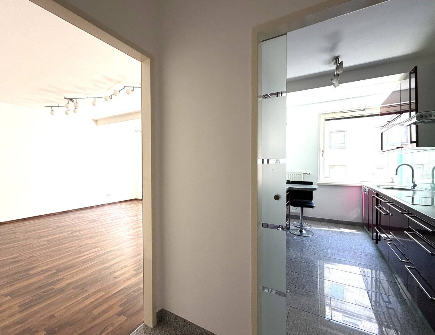 LICHTDURCHFLUTETE  3 - ZIMMER WOHNUNG NÄHE U1