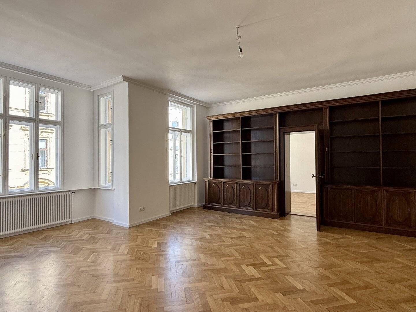 Representative old building apartment with balcony and loggia (first occupancy after renovation)