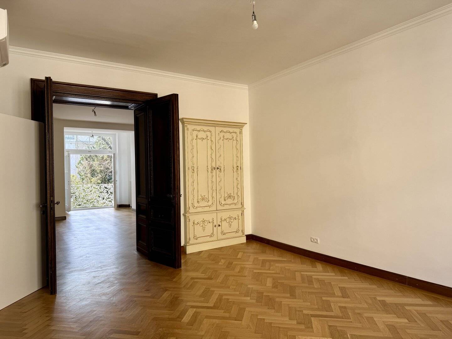 Representative old building apartment with balcony and loggia (first occupancy after renovation)