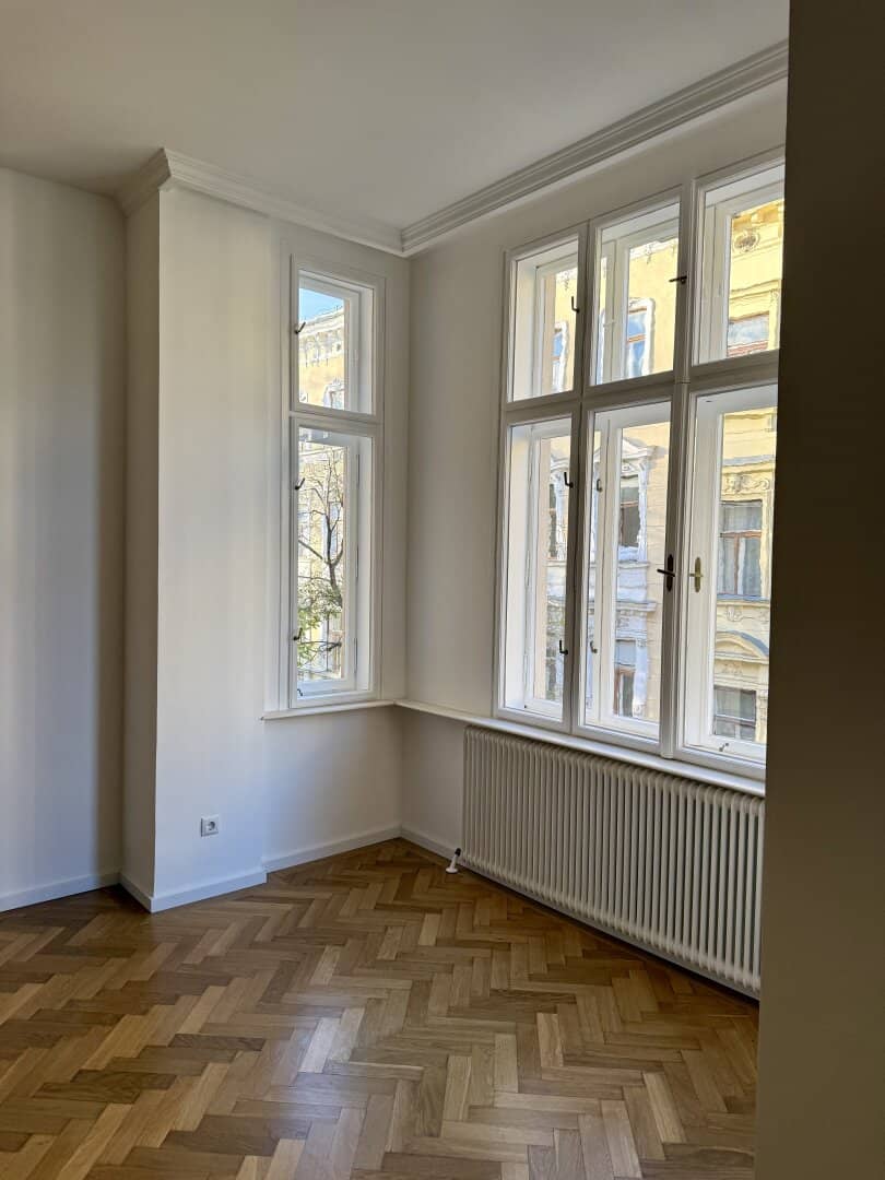 Representative old building apartment with balcony and loggia (first occupancy after renovation)