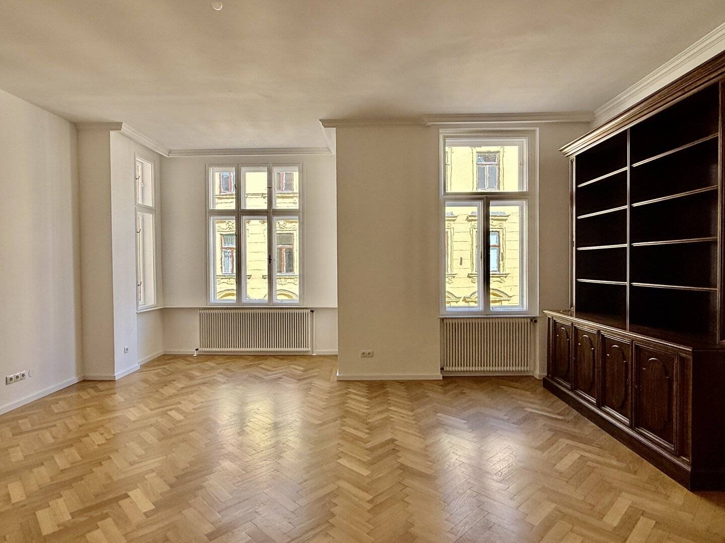Representative old building apartment with balcony and loggia (first occupancy after renovation)