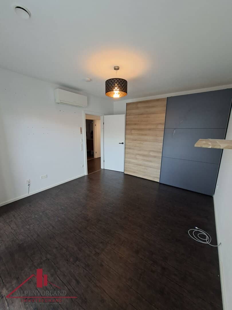 Neuwertige Eigentumswohnung mit 4 Zimmern, 2 Terrassen und 3 PKW-Stellplätzen in Ebreichsdorf!!!