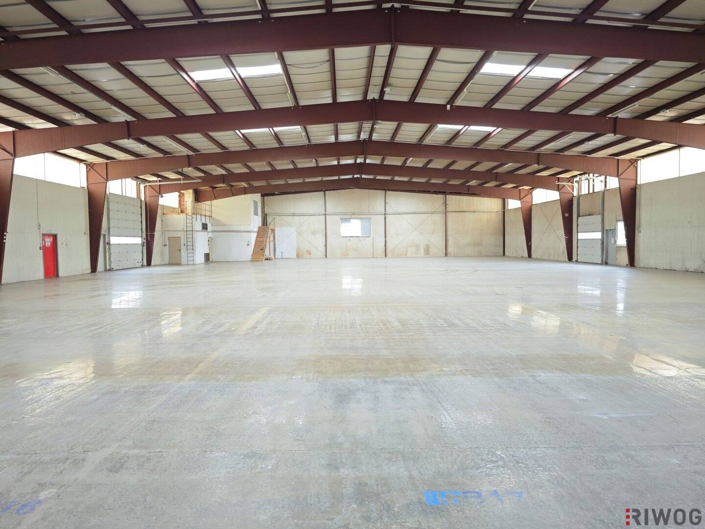 ca. 1.800m² Halle mit Rampen und ebenerdiger Einfahrt | 250m² Büro