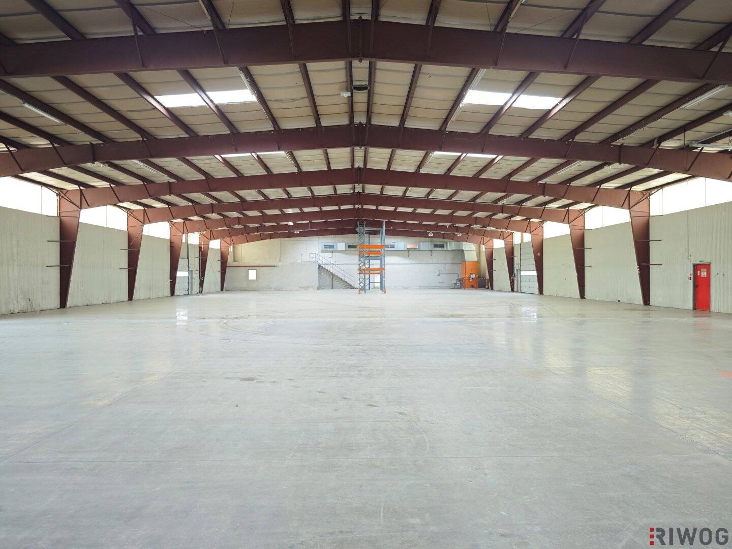 ca. 1.800m² Halle mit Rampen und ebenerdiger Einfahrt | 250m² Büro