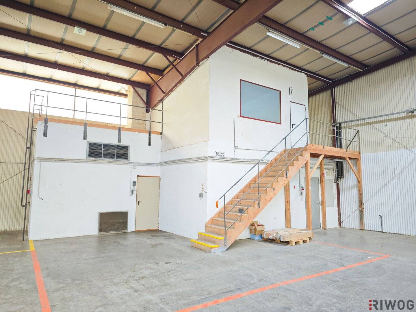 ca. 1.800m² Halle mit Rampen und ebenerdiger Einfahrt | 250m² Büro