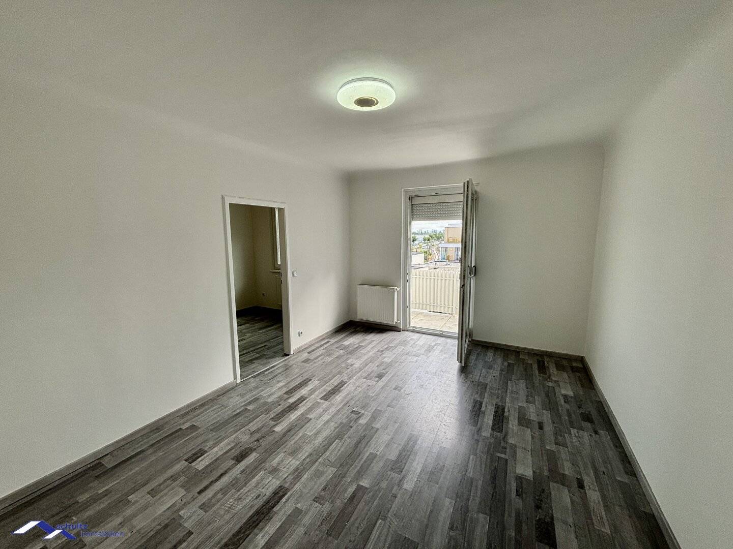 SCHULTZ IMMOBILIEN - Gemütliche 2-Zimmer Wohnung im Dachgeschoss mit Fernblick!