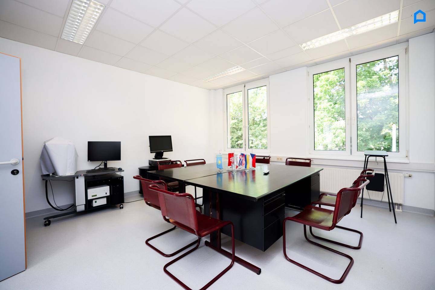 Modern office 545m² (or divisible into 2x270m²), fifteen to twenty rooms in total possible, kitchenette, toilets, optional parking spaces, optional basement