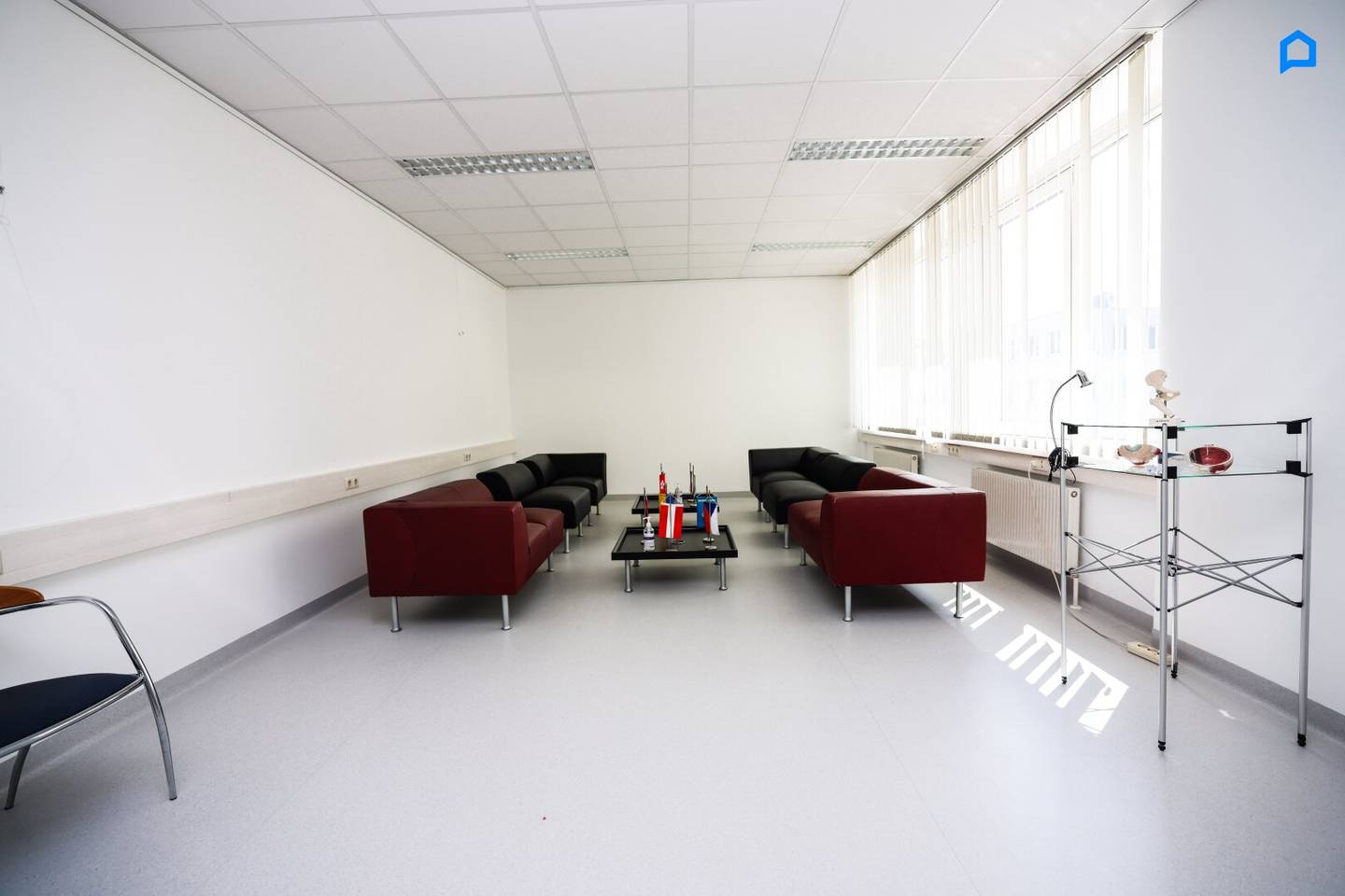 Flexible modern office approx 297 m², 15-20 rooms in total possible, tea kitchen, toilets, optional car parking spaces, optional basement