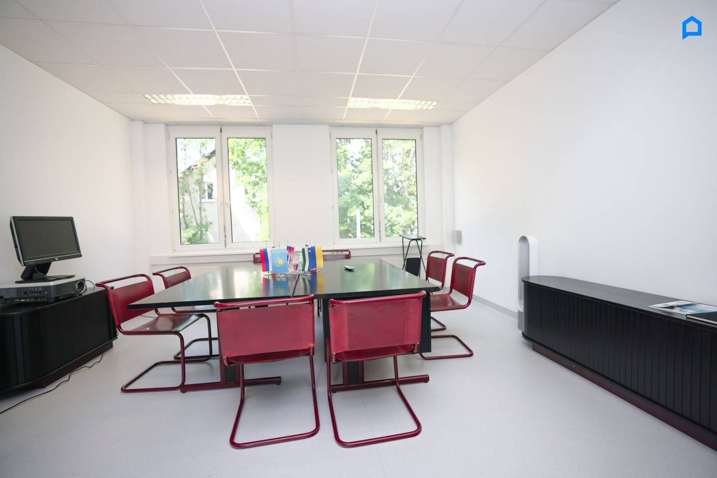 Modern office 545m² (or divisible into 2x270m²), fifteen to twenty rooms in total possible, kitchenette, toilets, optional parking spaces, optional basement