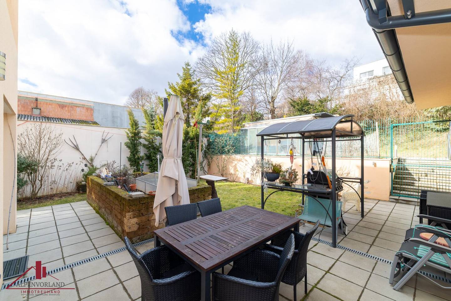 Neuer Preis!!Hochwertig ausgestattete Vorstadtvilla auf 745m² Eigengrund-Personenaufzug-Klimaanlage-Notstromaggregat!