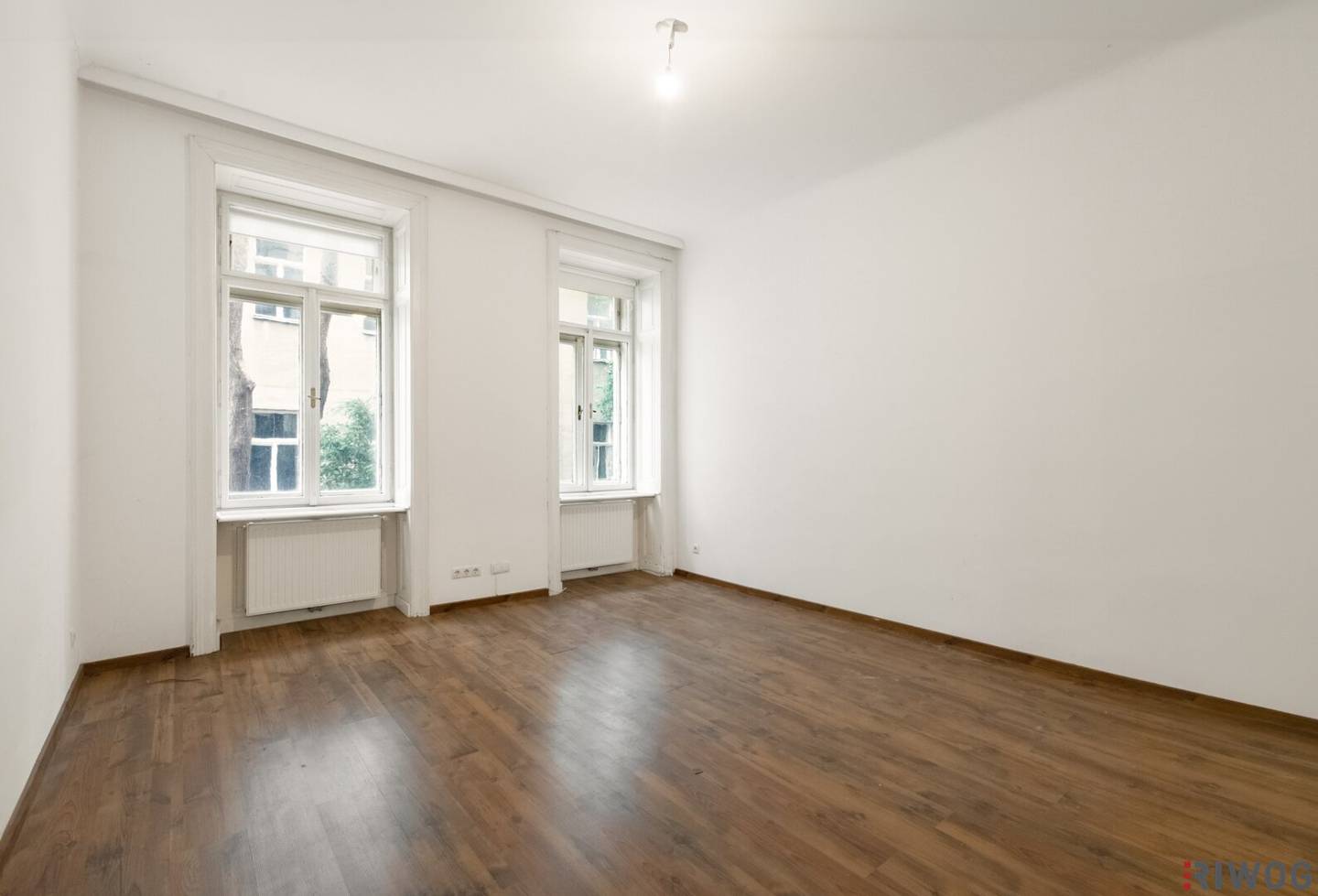 Komplett hofseitige Altbauwohnung | Sanierungsbedürftig | Prachtvolles Jahrhundertwendehaus | MQ, Volkstheater, Mariahilfer Straße uvm. fußläufig erreichbar