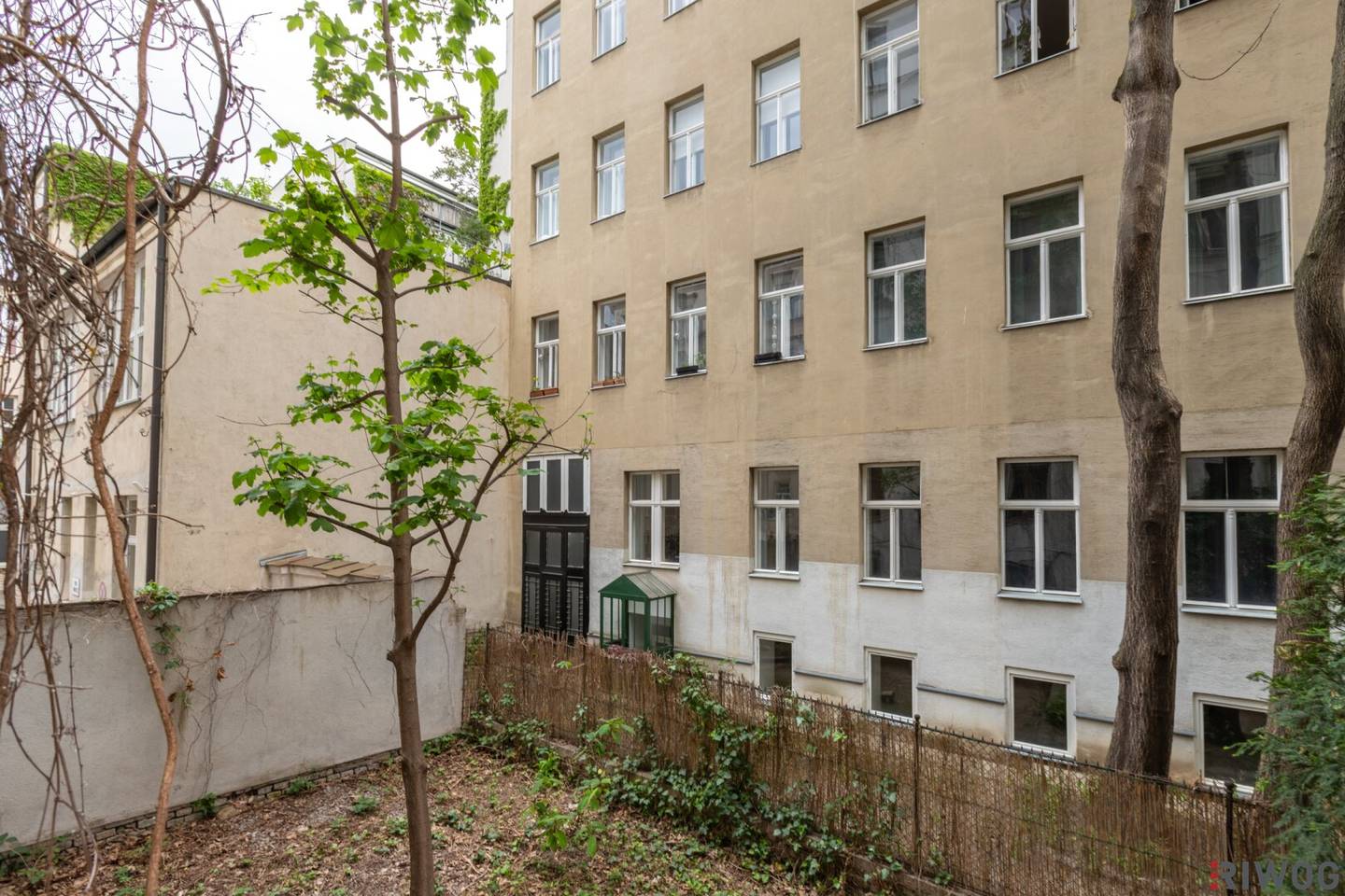 Komplett hofseitige Altbauwohnung | Sanierungsbedürftig | Prachtvolles Jahrhundertwendehaus | MQ, Volkstheater, Mariahilfer Straße uvm. fußläufig erreichbar