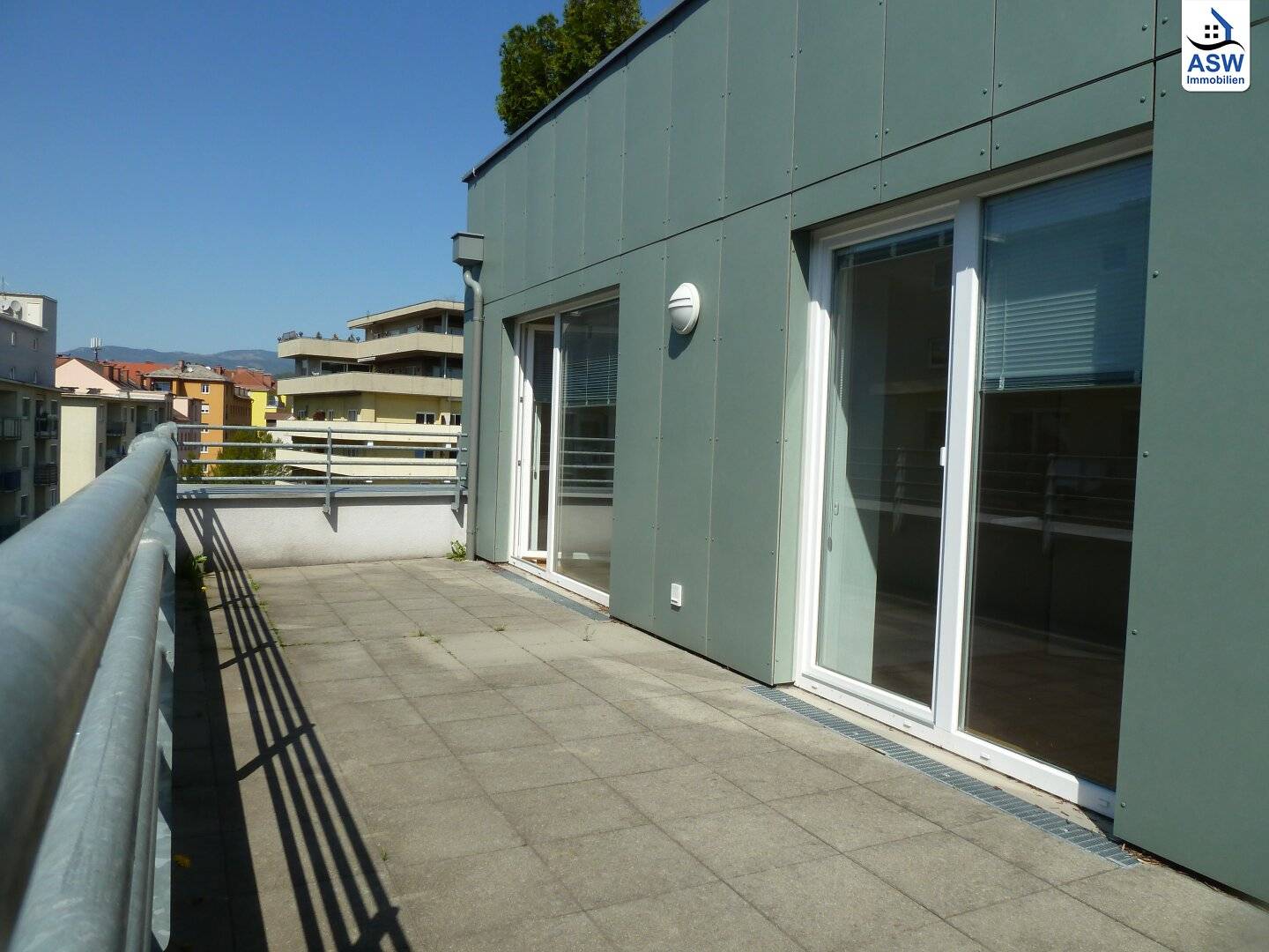 Moderne und top ausgestattete 3 - Zimmer Wohnung unweit Zentrum mit großer 21 m² Terrasse!