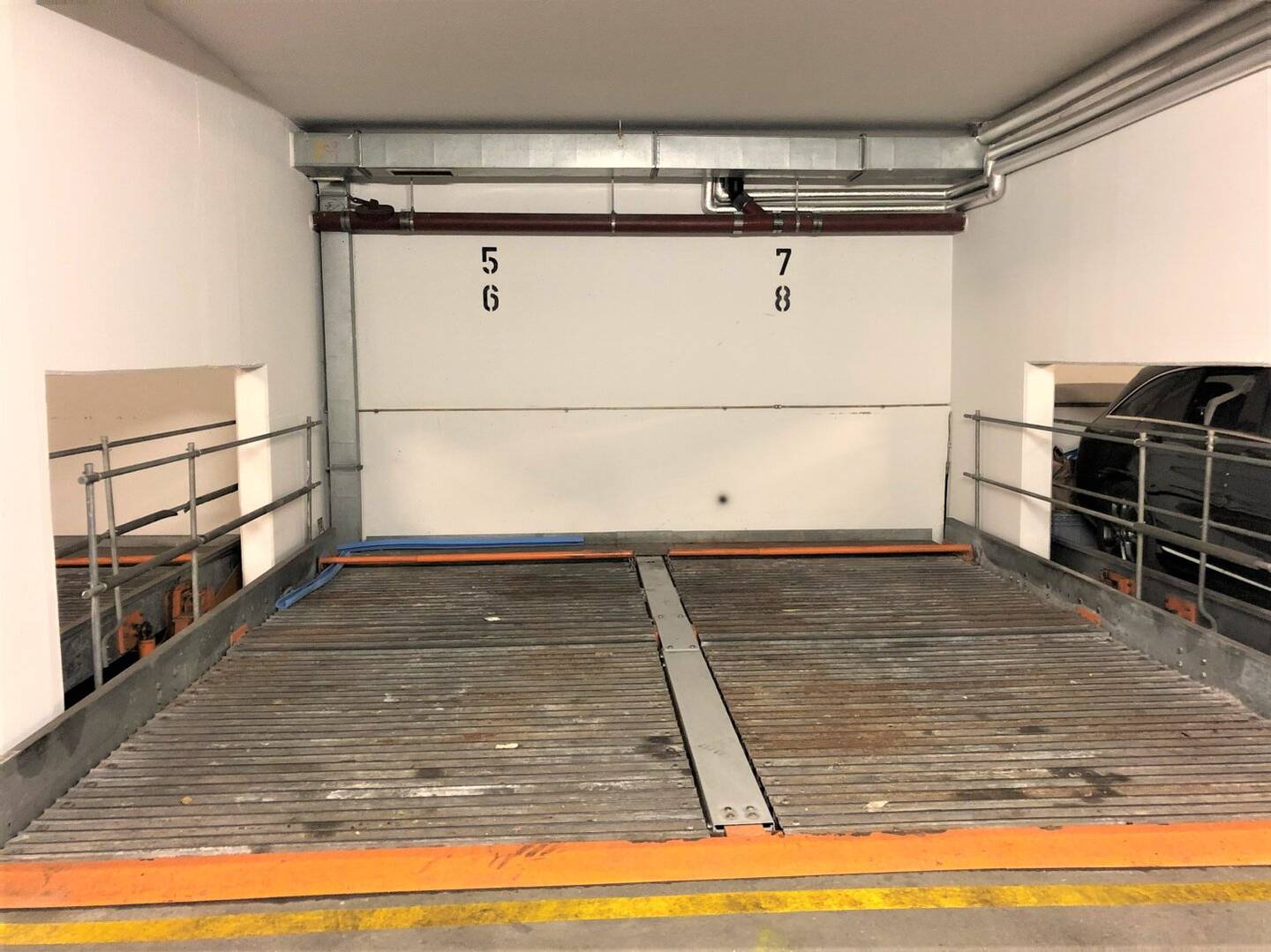 Underground parking space for stack parking near Naschmarkt