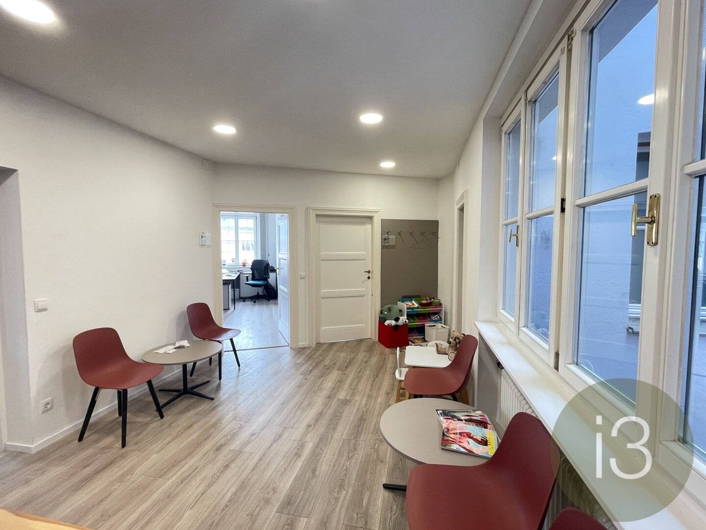 Charming old building office in the heart of the Andräviertel