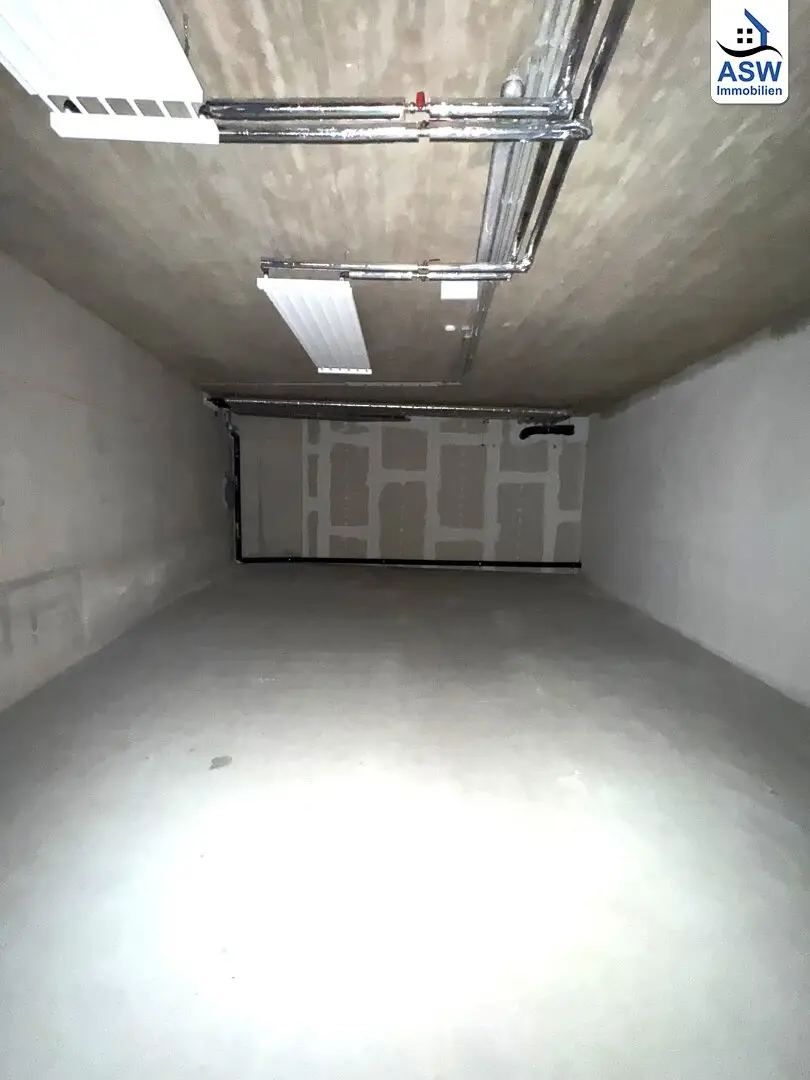 Very centrally located approx. 88 m² storage space with delivery ramp for only EUR 5/m²