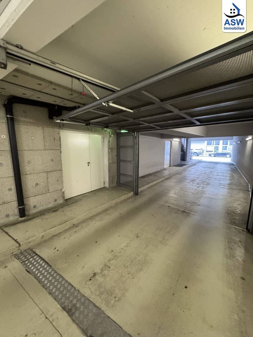 Sehr zentral gelegener ca. 88 m² großer Lagerraum mit Anlieferungsrampe für nur Eur 5/m² !!