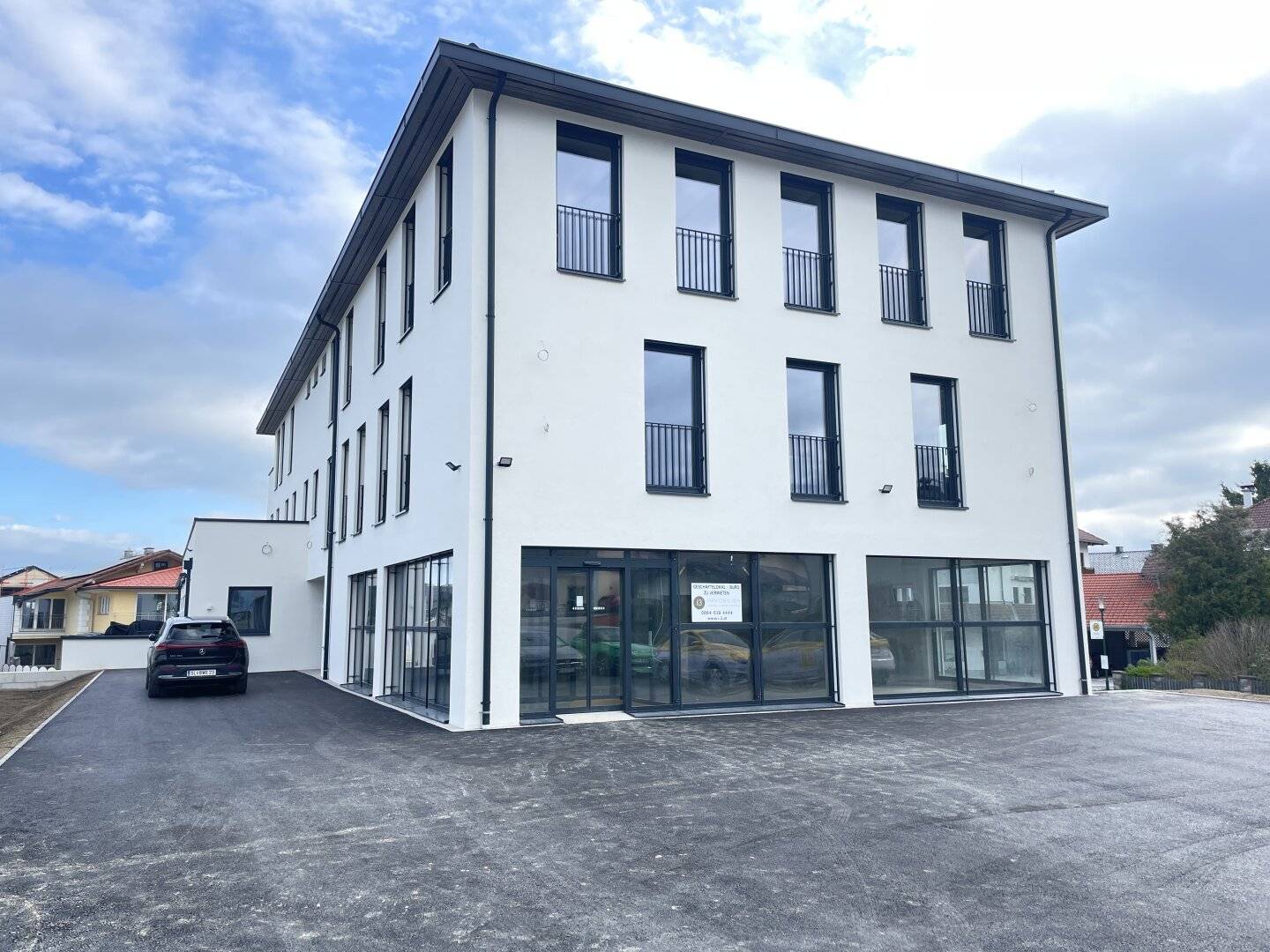 Geschäftslokal in frequentierter & werbewirksamer Lage - Neubauerstbezug - Seekirchen am Wallersee