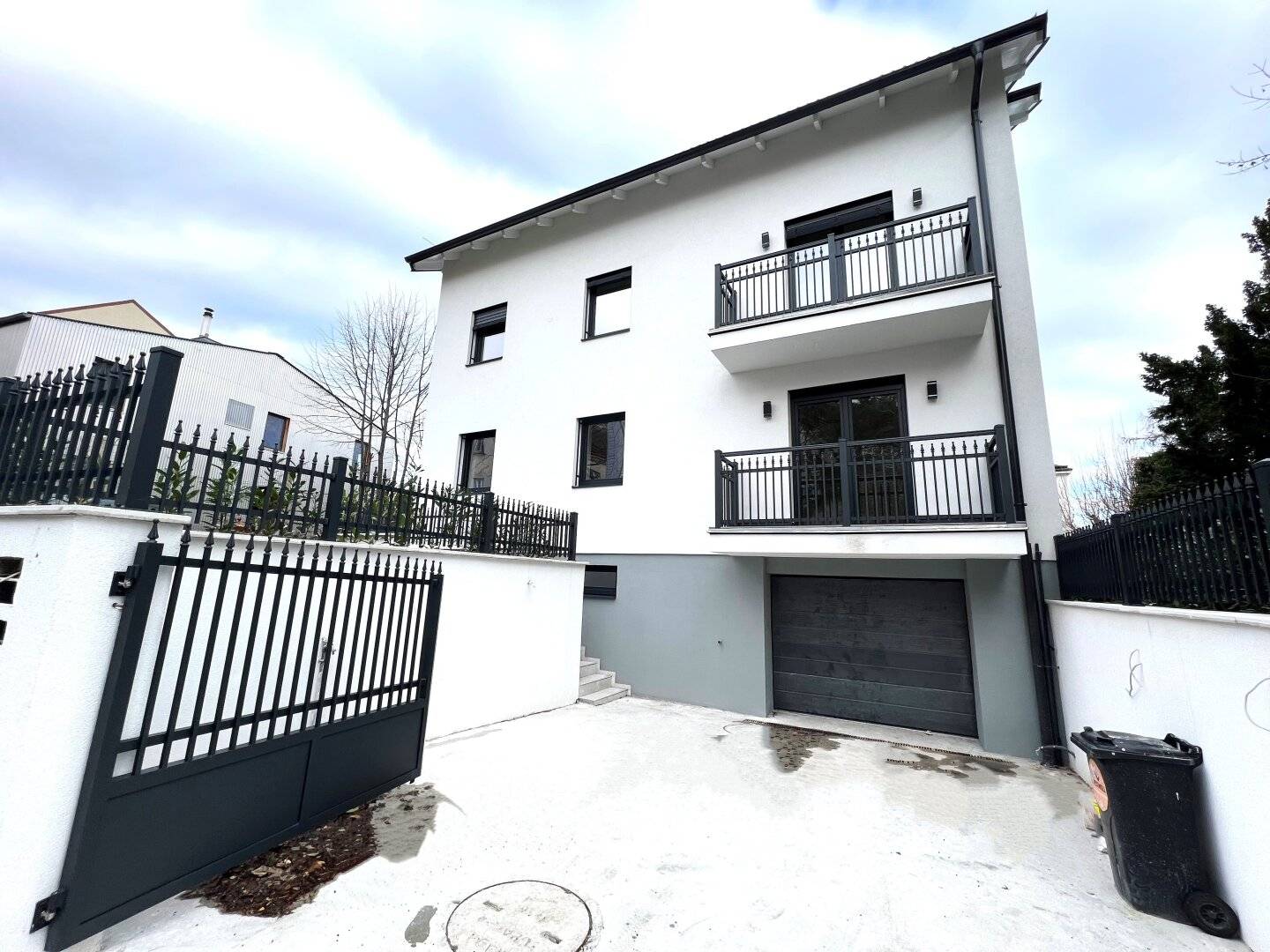 TRAUMHAFTER ERSTBEZUG - MEHRFAMILIENHAUS IM GRÜNEN!