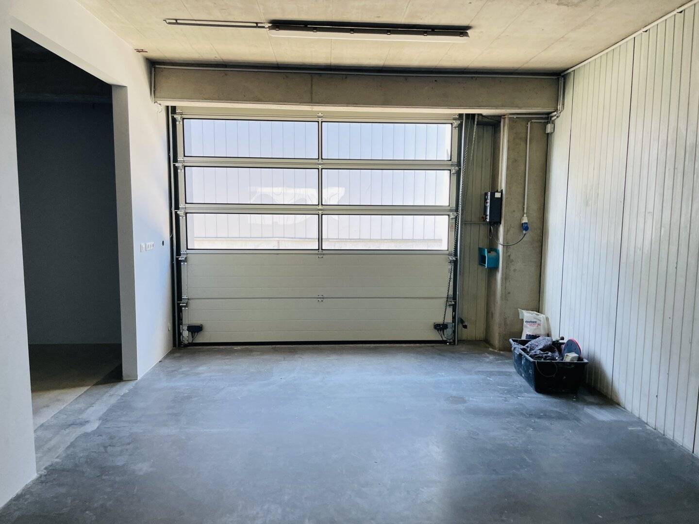 Your company headquarters - Office / Production / Warehouse - Proximity to the highway and Europark