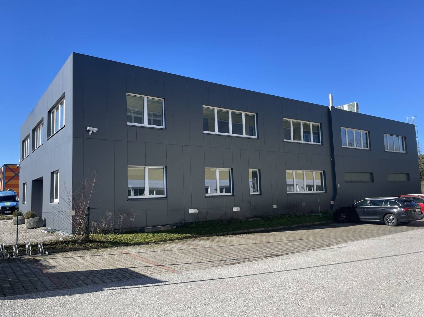 Your company headquarters - Office / Production / Warehouse - Proximity to the highway and Europark