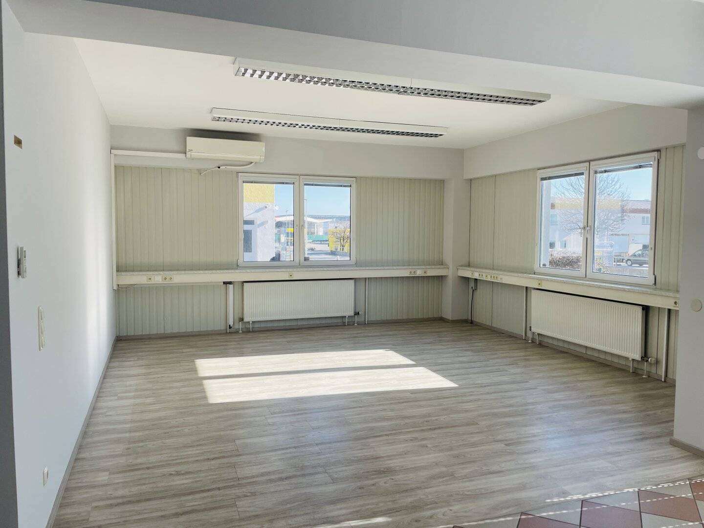 Your company headquarters - Office / Production / Warehouse - Proximity to the highway and Europark