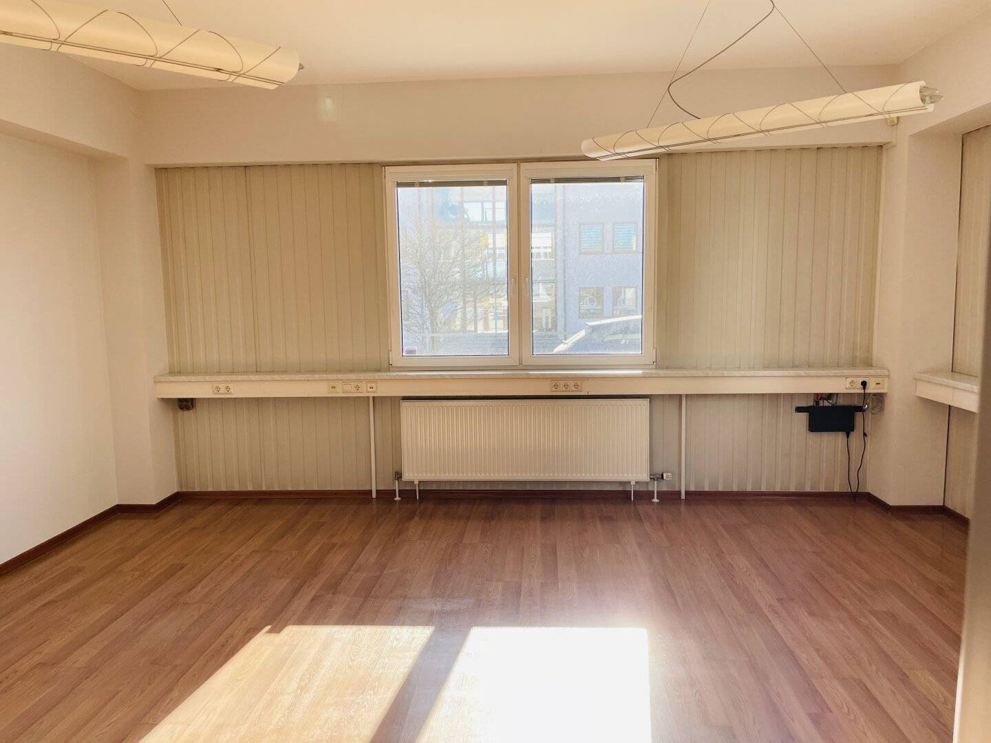Your company headquarters - Office / Production / Warehouse - Proximity to the highway and Europark