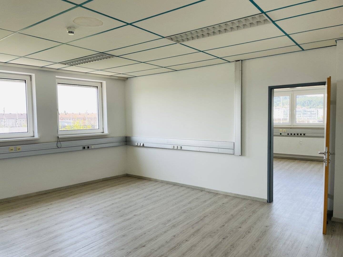 Bright office spaces with flexible room layout and well connected location Salzburg North